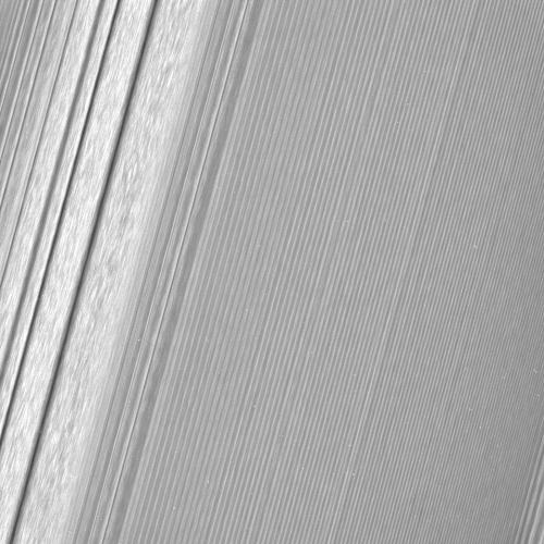 إحدى الصور الجديدة المقربة التي التقطتها كاسيني في 18 ديسمبر 2016. تظهر هذه الصورة جزءا من حلقة كاسيني A، وهي الجزء الخارجي من حلقتيها الكبيرتين، وتبعد عن الكوكب حوالي 134 ألف كيلومتر، وقد التقطت الصورة من مسافة بعيدة. 56,000 كم . على الجانب الأيسر من الصورة يمكنك رؤية المسار الذي تعرفه وكالة ناسا باسم "القش"، والذي تسببه مجموعات صغيرة من جزيئات الجليد الصغيرة التي تشكل حلقات زحل، والقش نفسه مرئي فوق الأمواج في الحلقة، والتي تكون تم إنشاؤها بواسطة تأثير جاذبية القمرين إبيميثيوس ويانوس، وفي بقية الصورة تظهر "آثار" جاذبية القمر بان.المصدر: NASA/JPL-Caltech/Space Science Institute.