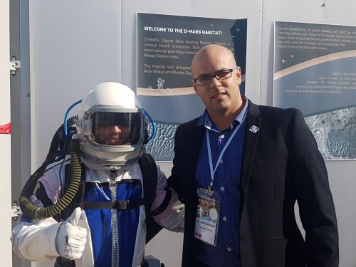 الدكتور هيليل روبنشتاين مع الموظف المهندس يوفال بورات بملابس رواد الفضاء، صورة للعلاقات العامة.