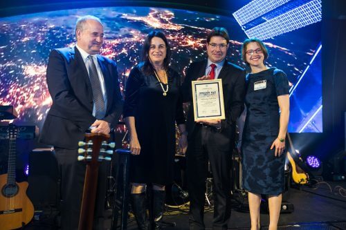 Dr. Lunia Friedlander receives a scholarship from the Minister of Science Ofir Akunis, Rona Ramon and the director of the Ministry of Science Peretz Vezan. (Photo: Gilad Kvarlchik)