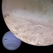 תמונת מונטאג' של צילומי וויאג'ר 2, בה נראה הירח טריטון בחזית, וברקע ענק הקרח נפטון. מקור: NASA/JPL/USGS.