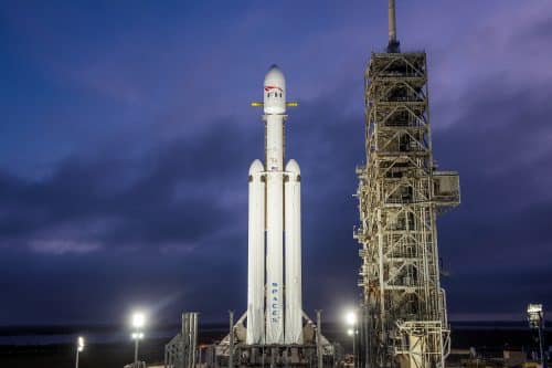 הפאלקון הכבד על כן השיגור 39A במרכז החלל קנדי, פלורידה, 28 בנובמבר 2017. הרכב הענק הועמד לזמן קצר על כן השיגור, במסגרת בדיקה לקראת ניסוי בעירה סטטי ראשון, שרק לאחריו החברה תיתן אור ירוק לביצוע טיסת הבכורה. מקור: SpaceX.