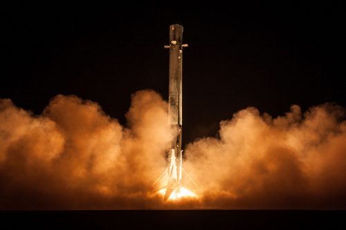 נחיתת השלב הראשון של הפאלקון 9 לאחר השיגור אתמול. מקור: SpaceX.
