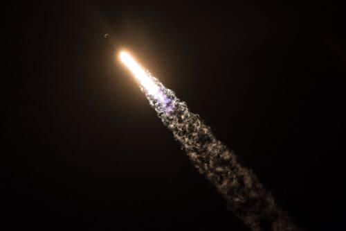 הפאלקון 9 ממריא בשיגור אתמול, ובחרטומו המטען הסודי ביותר "זומה". מקור: SpaceX.