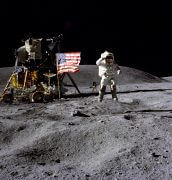 ג'ון יאנג על הירח, לצד רכב הנחיתה הירחי ורכב הנדידה הירחי, במשימת אפולו 16 ב-1972. מקור: NASA.