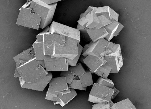 צילום מיקרוסקופ של חומר מסוג "שלדות אורגנו-מתכתיות" (Metal-Organic Frameworks, MOFs). מקור: Dr Paolo Falcaro and Dr Dario Buso, CSIRO.