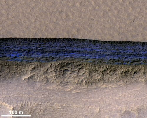 אחד משמונה המדרונות המשופעים שהתגלו על מאדים, ובהם נמצא קרח החשוף בפני השטח, ומהווה חתך רוחבי של מעטה קרח בעובי של מעל 100, המתבחא מתחת לשכבה סלעית דקה מאד בעובי של מטר עד שתי מטר בלבד. התמונה עובדה כדי להדגיש הבדלי צבע כדי להדגיש את מיקום הקרח החשוף במדרון. החלק העליון של התמונה גבוה בכ-130 מטר מהחלק התחתון שלה, והמדרון הנראה באמצע הוא השיפוע החד שמחבר בניהם, ובו יש כ-80 מטר של קרח חשוף. מקור: NASA/JPL-Caltech/UA/USGS.