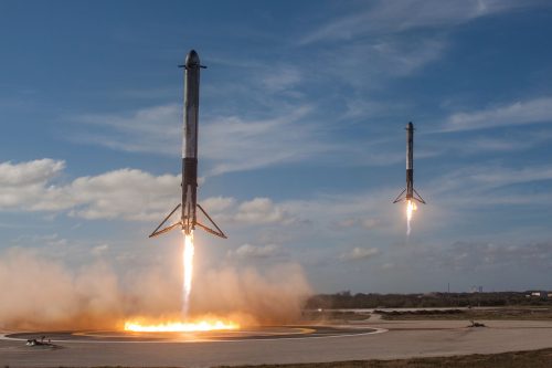 "Space acrobatics" - the double landing, reminiscent of a scene from a science fiction film. Source: SpaceX.