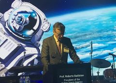 נשיא סוכנות החלל האיטלקית, פרופ' רוברטו בטיסון בנאום בערב הגאלה לפתיחת שבוע החלל ה-13 ע"ש אילן רמון, ינואר 2018. צילום: אבי בליזובסקי