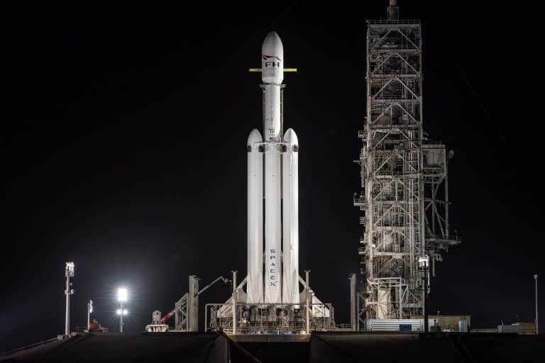 הפאלקון הכבד על כן השיגור, ערב טיסת הבכורה. מקור: SpaceX.