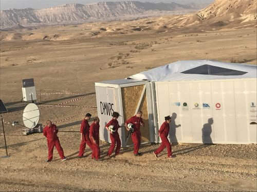 ששת הרמונאוטים ברגע צאתם מההאב לאחר ארבעת ימי הניסוי, פברואר 2018. צילום: אבי בליזובסקי