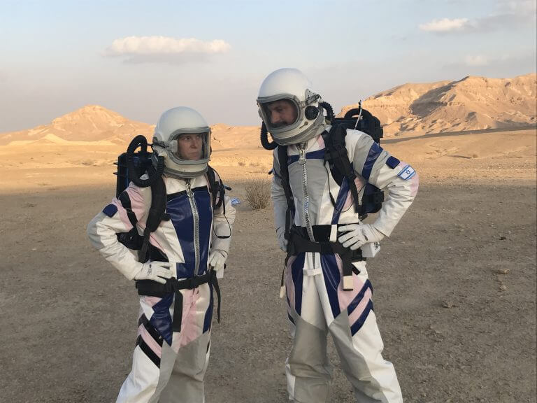 אלון שיקאר (מימין) וג'קי פיי, שניים מהרמונאוטים שבילו ארבעה ימים בסימלטור אנלוגי של מאדים באיזור מצפה רמון. צילום: אבי בליזובסקי