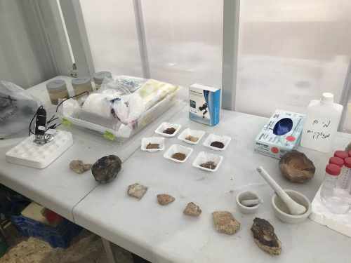 שולחן הניסויים הגיאולוגיים בהאביטט המדמה משימה למאדים ששימש את משלחת הרמונאוטים הראשונה, פברואר 2018. צילום: אבי בליזובסקי