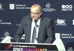 المدير العام لوزارة العلوم والتكنولوجيا، بيرتس ويزان، في مؤتمر إيلان رامون الفضائي الثالث عشر، الذي عقد في جامعة تل أبيب في 13-29 يناير، 30. Screenshot