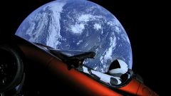 הטסלה רודסטר, ובובת האסטרונאוט, על רקע כדור הארץ. לא זו לא בדיחה. מקור: SpaceX.