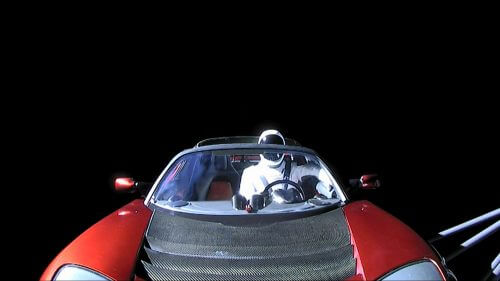זווית ממצלמה נוספת - בה נראית היטב הבובה "סטראמן" לבושה בחליפת החלל של ספייס אקס. מקור: SpaceX.