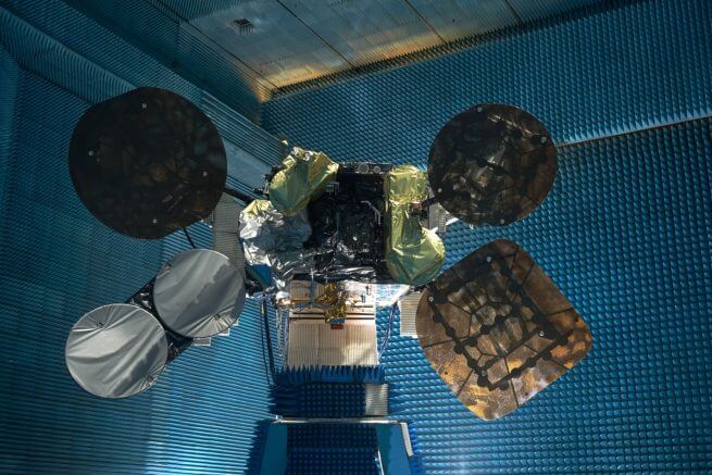 The satellite is loaded 6 with tests in the aviation industry before its transfer to the launch which ended in its destruction. Photo: Communication space relations