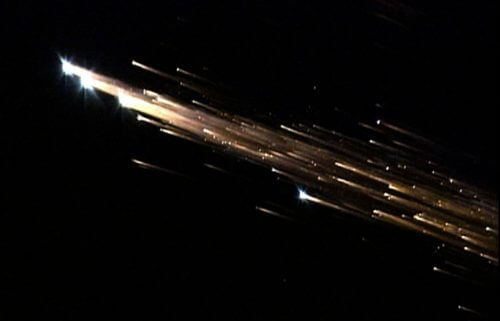 צילום מסך מתוך סרט וידאו שצולם ממטוס שעקב אחר התרסקות חללית המטען ATV-1 בספטמבר . גודלה של טיאנגונג 1 דומה והיא כנראה תשרף באותה הדרך. צילום: ESA/NASA