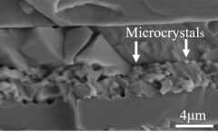 מיקרו-גבישים שנוצרו באמצעות ריפוי עצמי תיקנו איזור שנהרס כליל בתוך גביש של פרובסקיט האלידי. באדיבות מכון ויצמן.
