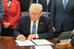 הנשיא דונלד טראמפ בחדר הסגלגל, 13 במרץ 2017. מקור: הבית הלבן וערוץ הטוויטר של טראמפ.