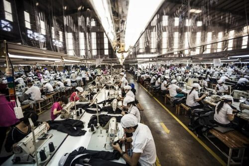 מתפרה בוויאטנם. מהבגדים נהנים אולי לקוחות הקצה אך חלק ניכר מהנזקים הסביבתיים נשאר במדינה היצרנית. תצלום: ILO in Asia and the Pacific.