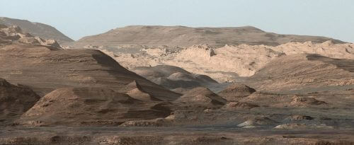 הר שארפ במכתש גייל במאדים, אותו חוקר מאז 2012 הרובר של נאס"א "קיוריוסיטי". מקור: NASA/JPL-Caltech/MSSS. 