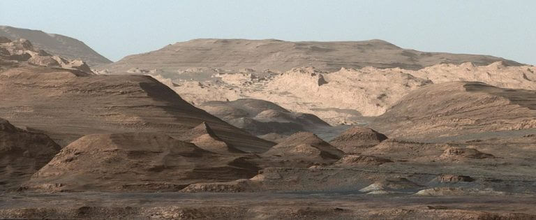 הר שארפ במכתש גייל במאדים, אותו חוקר מאז 2012 הרובר של נאס"א "קיוריוסיטי". מקור: NASA.