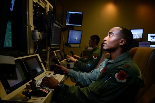 חדר מפעילי מל"טים בחיל האוויר של ארה"ב. צילום יח"צ