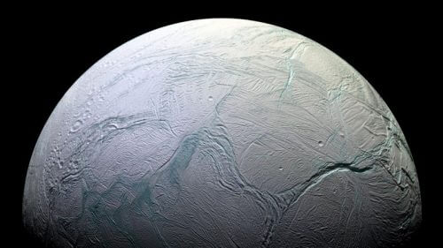 הקוטב הדרומי של אנסלדוס. שונה מאוד מהקוטב הצפוניו - אין בו מכתשים רבים וממנו פורצים הגייזרים המפורסמים של הירח. מקור: NASA.