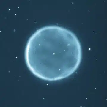 Abell 39, עצם מספר 39 בקטלוג הערפיליות הגדולות שהתגלה על ידי ג'ורג' אבל ב-1966 הוא של ערפילית גדולה שהתגלו על ידי ג'ורג ' Abell ב-1966, היא דוגמה יפה של ערפילית פלנטרית. צילום זה צולם ב-1997 ממצפה הכוכבים הלאומי קיט פיק באריזונה דרך מסנן כחול ירוק המבודד את האור הנפלט על ידי אטומי החמצן בערפילית באורך גל של 500.7 ננומטר. קוטרה של הערפילית כחמש שנות אור, ועובי המעטפת הכדורית הוא כשליש שנת אור. הערפילית עצמה נמצאת במרחק כ-7,000 שנות אור מכדור הארץ בקבוצת הכוכבים הרקולס. Credit: T.A.Rector (NRAO/AUI/NSF and NOAO/AURA/NSF) and B.A.Wolpa (NOAO/AURA/NSF) WIYN
