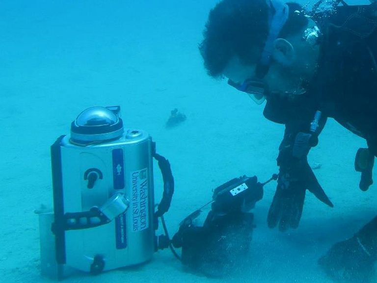צוללן משתמש במצלמת קיטוב תת-מימית עם עדשת עין הדג, בתצורה הדומה לאופן שבו חסילון המנטיס אוסף נתוני רגישות. צילום: University of Illinois at Urbana-Champaign