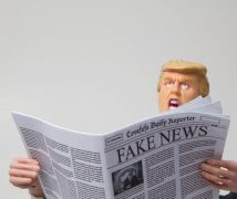 קריקטורה המראה את נשיא ארה"ב דונאלד טראמפ קורא חדשות מזויפות. איור: shutterstock