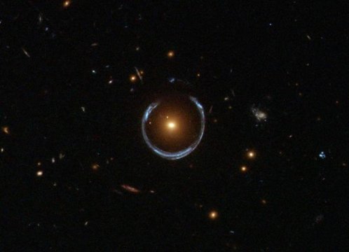עדשת הכבידה של גלקסיית LRG 3-757 שצולמה במצלמת השדה הרחב מס' 3 של טלסקופ החלל האבל. צילום: נאס"א/ESA / טלסקופ החלל האבל