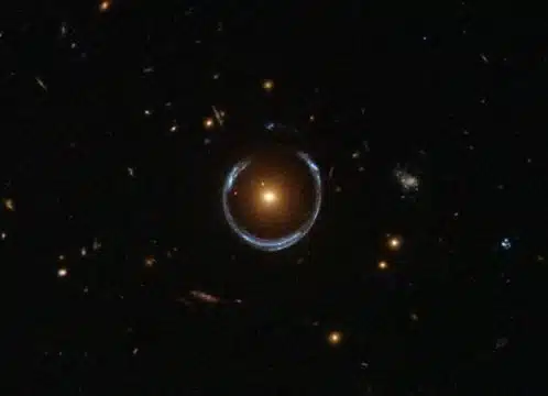 עדשת הכבידה של גלקסיית LRG 3-757 שצולמה במצלמת השדה הרחב מס' 3 של טלסקופ החלל האבל. צילום: נאס"א/ESA / טלסקופ החלל האבל
