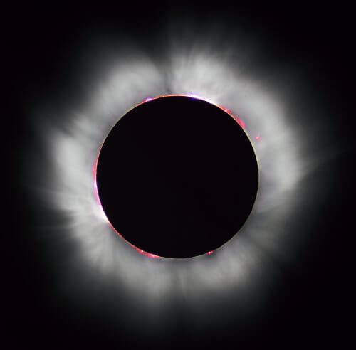 עטרת השמש, האזור שבו נוצרת רוח השמש - זרימה של חלקיקים הנפלטים מהשמש ונפוצים לכל עבר. העטרה מצולמת בתמונה כדור הארץ בזמן ליקוי חמה שארע ב-1999. מקור: Luc Viatour, Wikimedia.