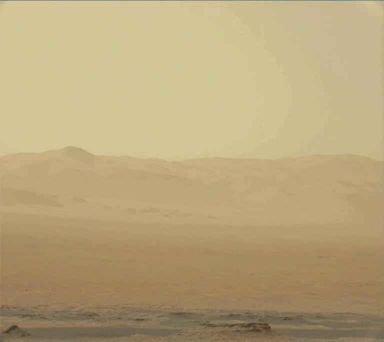 התחזקות סופת האבק במאדים כפי שצולמה על ידי רכב המאדים קיוריוסיטי השוכן בתוך מכתש גייל וצופה אל קיר המכתש. התמונות צולמו במהלך יוני 2018