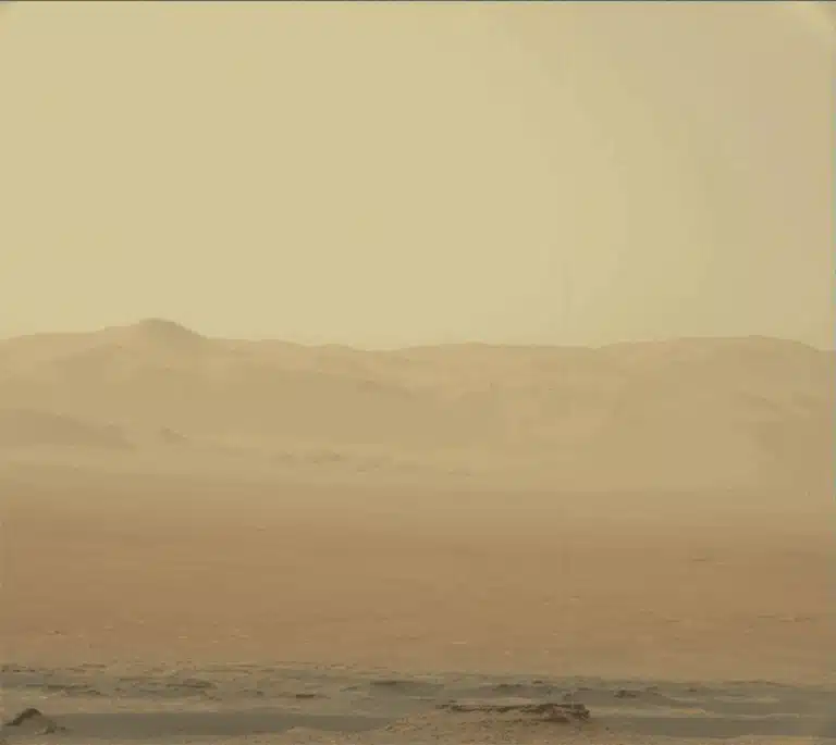 התחזקות סופת האבק במאדים כפי שצולמה על ידי רכב המאדים קיוריוסיטי השוכן בתוך מכתש גייל וצופה אל קיר המכתש. התמונות צולמו במהלך יוני 2018