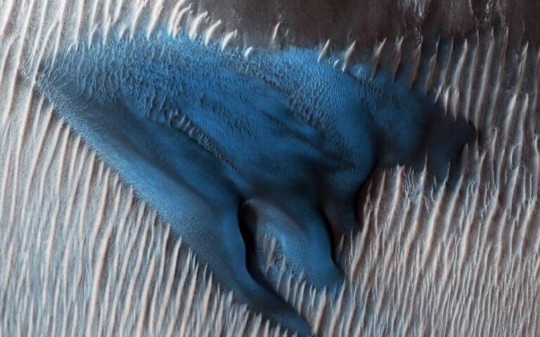 דיונת חול על מאדים הבולטת על פני השטח בזכות תגובה שנגרמה מבריחת גז דו תחמוצת הפחמן שקפא בחורף, והמריא באביב. צילום: NASA/JPL-Caltech/Univ. of Arizona