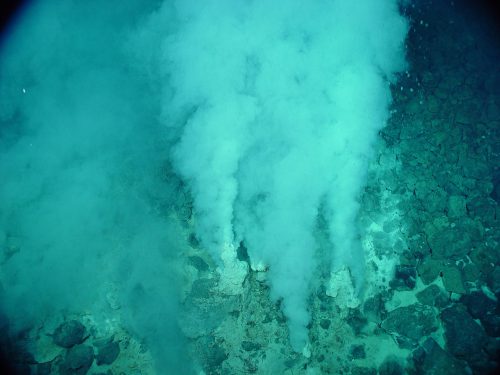 נביעות חמות בתוך האוקיאנוס, בסביבות אלה התגלו חיידקים בני 4.2 מיליארד שנה. מתוך ויקיפדיה
