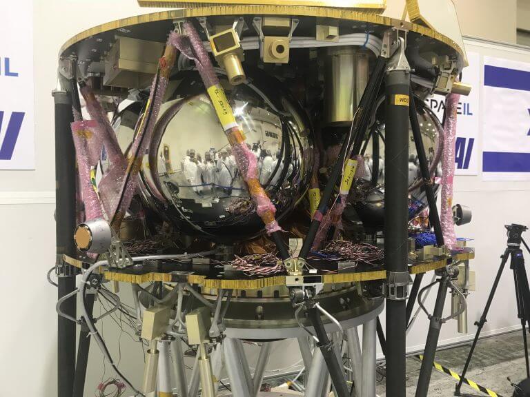 החללית הישראלית של SpaceIL שמתוכננת לשיגור לירח בפברואר ולנחיתה על פניו באפריל 2019 במתקני ההרכבה במפעל חלל של התעשיה האווירית, כפי שנראתה ביולי 2018. צילום: אבי בליזובסקי