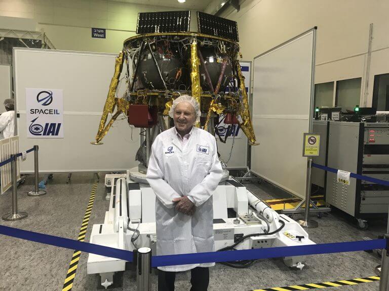 Maurice Kahn on the background of the SpaceIL spacecraft in the aerospace industry's clean room. Photo: Avi Blizovsky