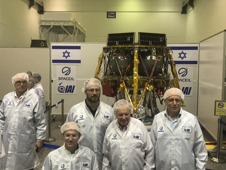 From left to right: Ofer Doron CEO of Mabet Halal of the aerospace industry, Yariv Bash and Kafir Demari one of the founders of SpaceIL Maurice Kahn - Chairman of SpaceIL and CEO of the association Ido Entavi in ​​the background of the spacecraft intended for launch to the moon. Photo: Avi Blizovsky