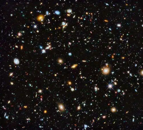 מראה מרהיב של היקום כפי שנראה בתצלום של טלסקופ החלל האבל משנת 2014. NASA, ESA, H. Teplitz and M. Rafelski (IPAC/Caltech), A. Koekemoer (STScI), R. Windhorst (Arizona State University), and Z. Levay (STScI)