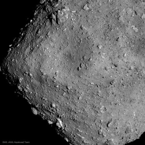 الكويكب ريوغو كما تم تصويره من المركبة الفضائية يابوسا 2. وتقدر قيمة الماسة السماوية بـ 80 مليار دولار. الصورة: إيساس، جاكسا