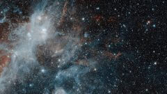 בתמונה זו, שצולמה במרץ 2010 על ידי טלסקופ החלל שפיצר של נאס"א ופורסמה השבוע לרגל מלאת 15 שנה לטלסקופ נראים שרידיה של הסופרנובה HBH 3. אורכי גל אינפרא אדום באורך גל של 3.6 מיקרון ממופים בכחול, ואור באורך גל של 4.5 מיקרון מתורגם לצבע אדום. הצבע הלבן של אזור יצירת הכוכבים הוא שילוב של שני אורכי גל, ואילו ה"חוטים" של HBH3 מקרינים רק באורך גל של 4.5 מיקרון. ב - 2016, זיהה טלסקופ קרני הגאמא פרמי של נאס"א זיהה סיילון של קרינת גאמא שהגיעו מהאזור ליד HBH 3. פליטה זו עשויה להגיע מגז בתוך אחד מאזורי יצירת הכוכבים הסמוכים לסופרנובה שהתנגש עם חלקיקים שנפלטו מהסופרנובה עצמה. צילום: נאס"א