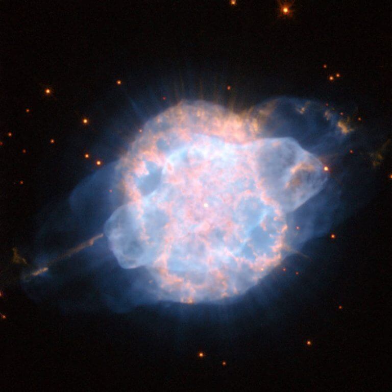The planetary nebula NGC 3918, a bright cloud of colored gas in the constellation, about 4,900 light-years from Earth as imaged by the Hubble Space Telescope. Photo: NASA/ESA