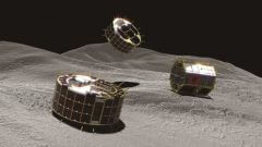 הגשושיות 1A ו-1B (משמאל ובמרכז) ביחד עם החללית מינרווה 2 שתנחת במועד מאוחר יותר על האסטרואיד ריוגו. איור: JAXA