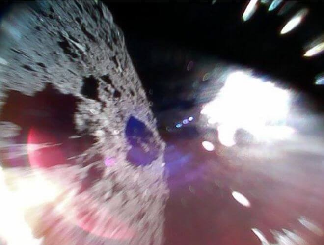 This dynamic image was taken by the 1A probe on September 22 at around 11:44 Japan time (15:44 Israel time). The image shows the surface of the asteroid Ryugo during a jump. In the left half of the image, the surface of Ryogo is visible, while the bright spot on the left side was created as a result of exposure to sunlight. Photo: Yabusa 2 project, Japanese space agency JAXA.