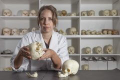 קלייר מקפאדן, חוקרת במחלקה למדעי החברה עובדת במעבדה עם גולגלות בנות 4,000 שנה. צילום: האוניברסיטה הלאומית של אוסטרליה ANU
