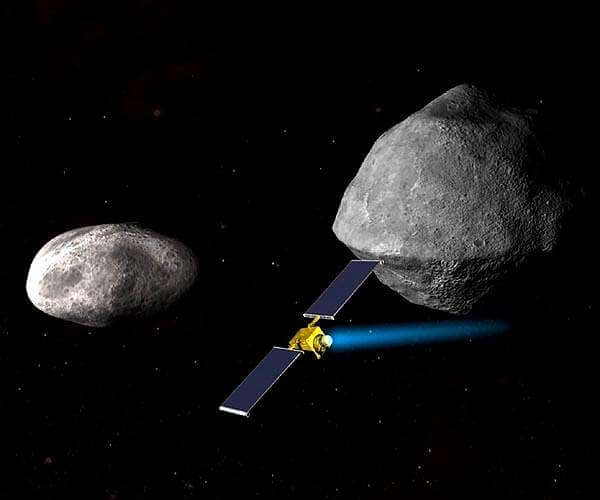 התרשמות אמן של החללית ( - Double Asteroid Redirection Test DART) של נאס"א, המאיצה את מהירותה, לעבר הקטן מבין שני הגופים במערכת האסטרואידים Didymos. איור: נאס"א/APL