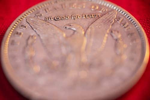 "באלוהים מבטחנו". מטבע מיוחד מכסף שהונפק בארה"ב. צילום: shutterstock
